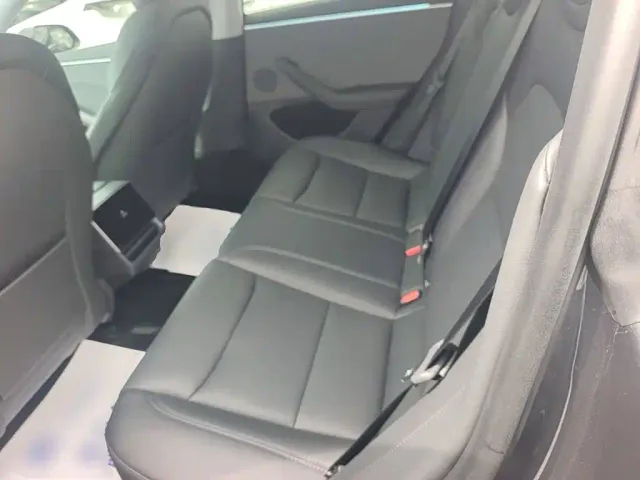 Tesla Model 3 — Фото автомобиля 16
