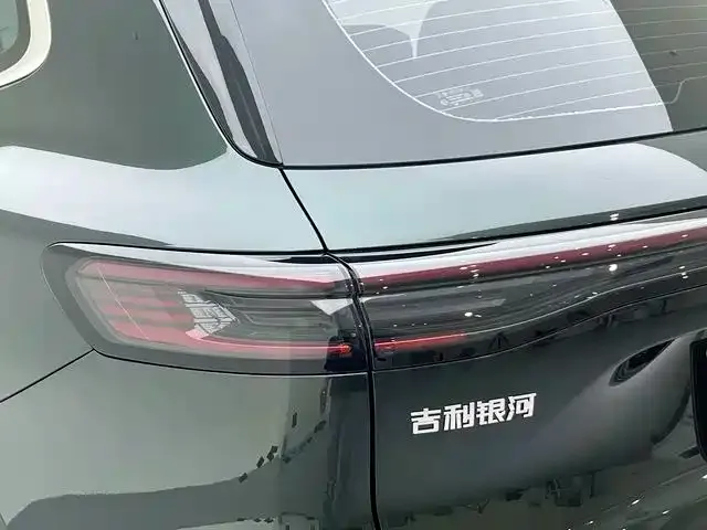 Geely Galaxy Starship 7 EM-i — Фото автомобиля 14