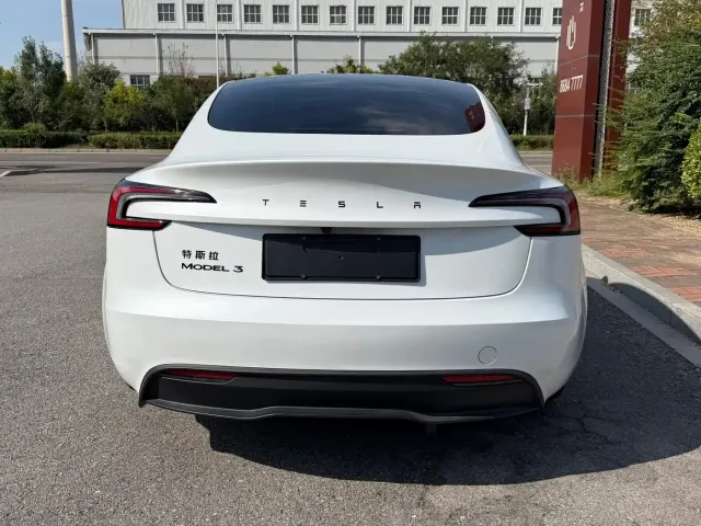 Tesla Model 3 — Фото автомобиля 13