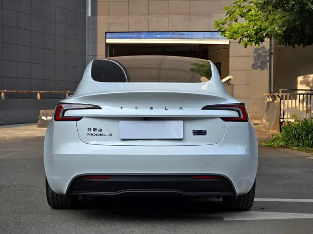 Tesla Model 3 — Фото автомобиля 8