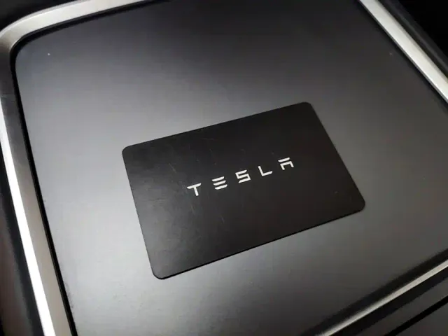 Tesla Model Y — Фото автомобиля 8