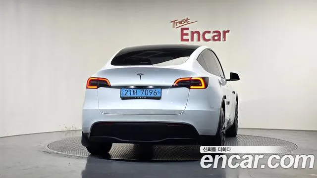 Tesla Model Y — Фото автомобиля 4