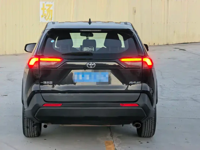 Toyota RAV4 — Фото автомобиля 9