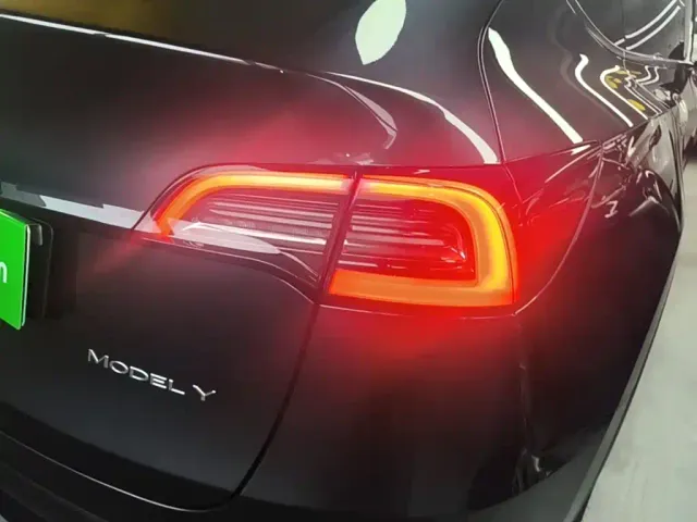 Tesla Model Y — Фото автомобиля 7