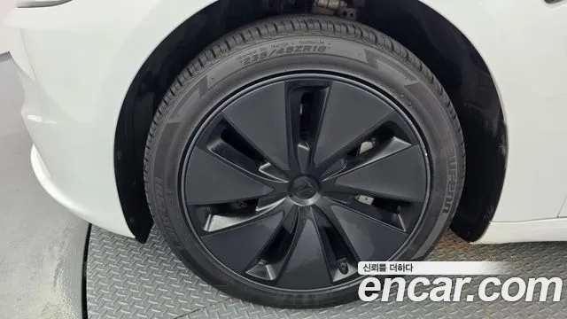 Tesla Model 3 — Фото автомобиля 5