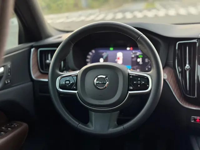 Volvo XC60 — Фото автомобиля 8