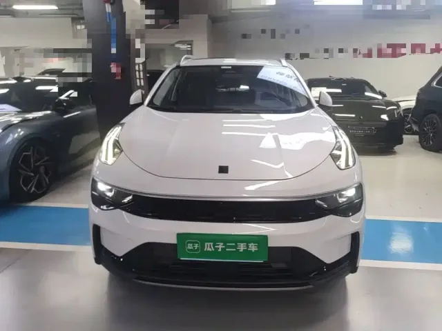 Lynk & Co 01 — Фото автомобиля 2