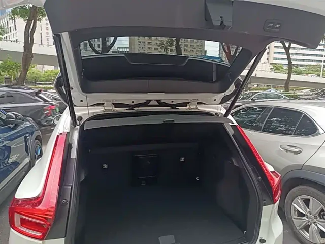 Volvo XC40 — Фото автомобиля 18