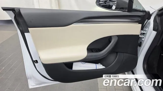 Tesla Model S — Фото автомобиля 13
