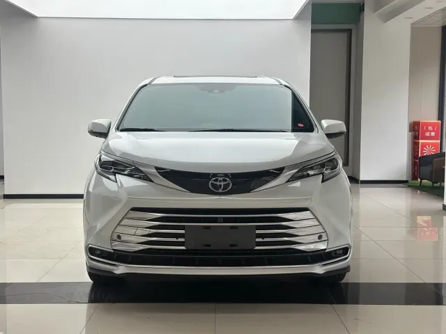 Toyota Sienna — Фото автомобиля 2