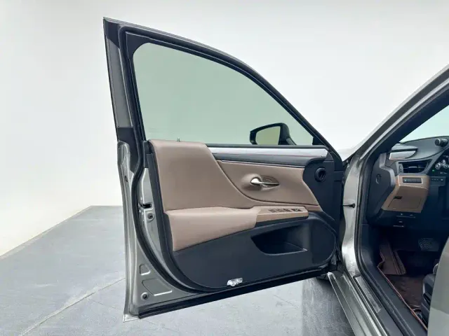 Lexus ES — Фото автомобиля 14