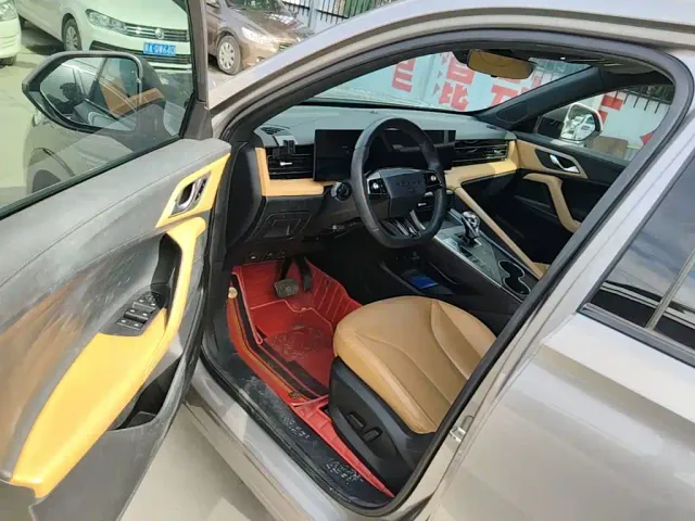 Roewe RX5 — Фото автомобиля 15