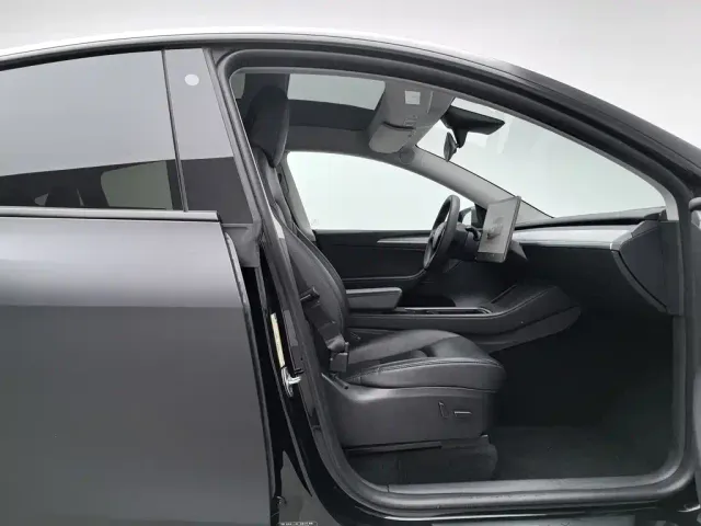 Tesla Model Y — Фото автомобиля 23