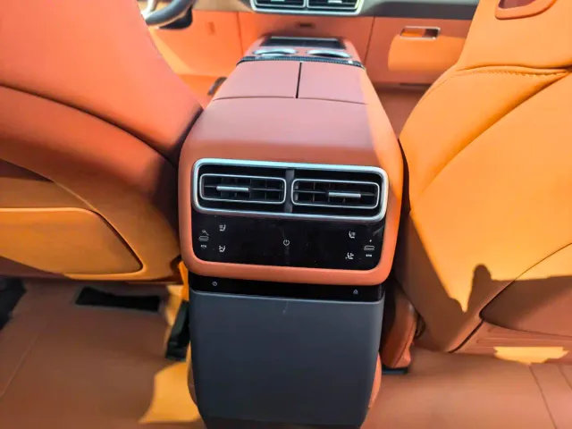 Li Auto L7 — Фото автомобиля 10