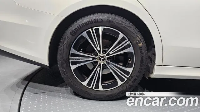 Mercedes-Benz E-Class — Фото автомобиля 5