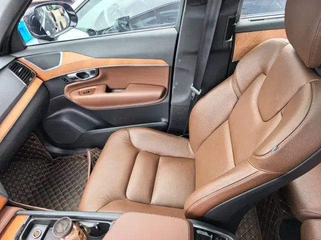 Volvo XC90 — Фото автомобиля 12