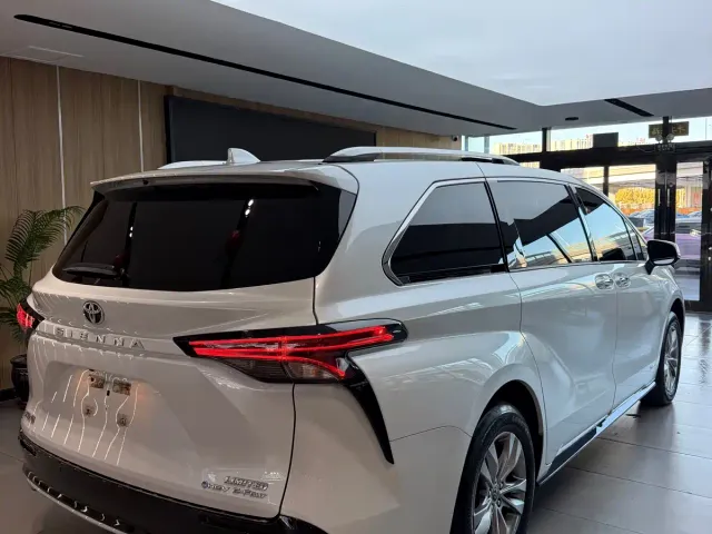 Toyota Sienna — Фото автомобиля 4
