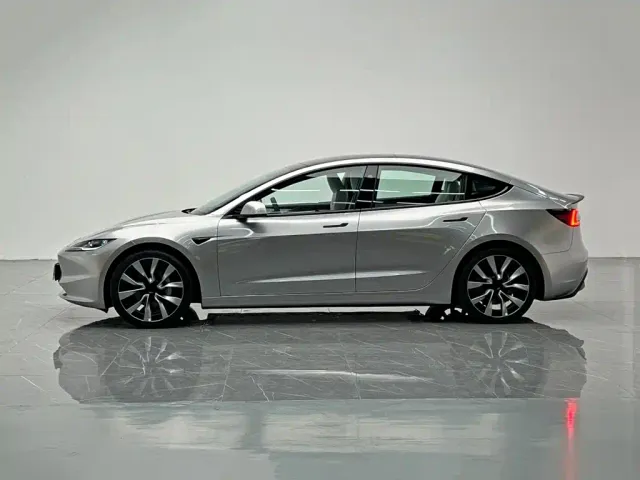 Tesla Model 3 — Фото автомобиля 3