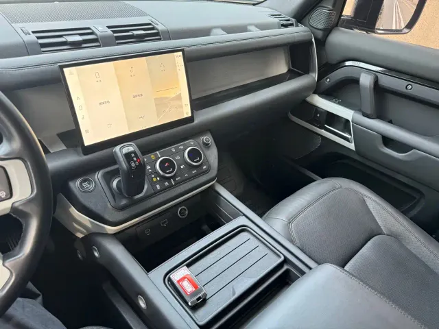 Land Rover Defender — Фото автомобиля 12