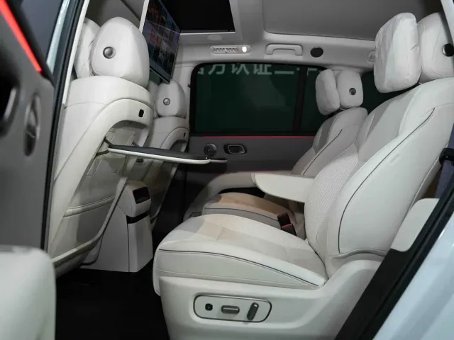 Li Auto i8 — Фото автомобиля 8