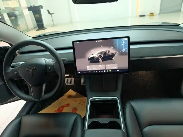 Tesla Model 3 — Фото автомобиля 6