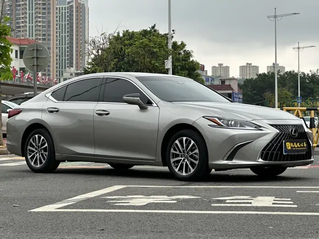 Lexus ES — Фото автомобиля 3