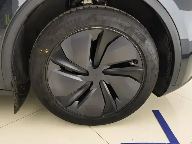 Tesla Model Y — Фото автомобиля 6