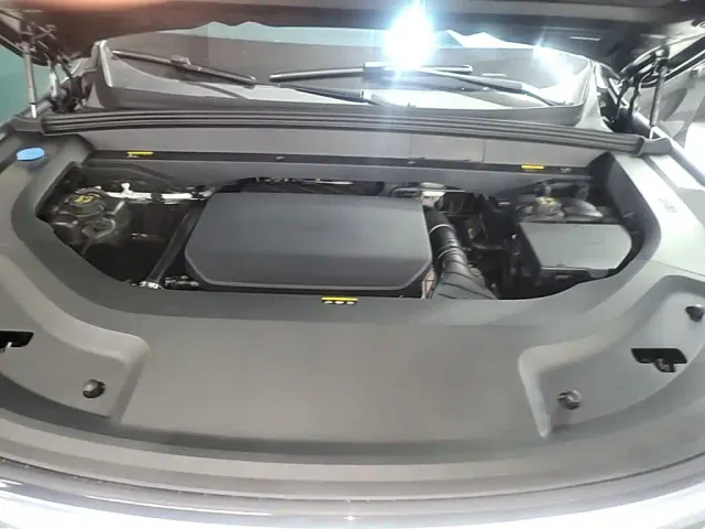 Li Auto L8 — Фото автомобиля 19