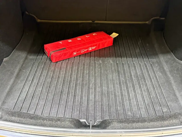 Tesla Model 3 — Фото автомобиля 23