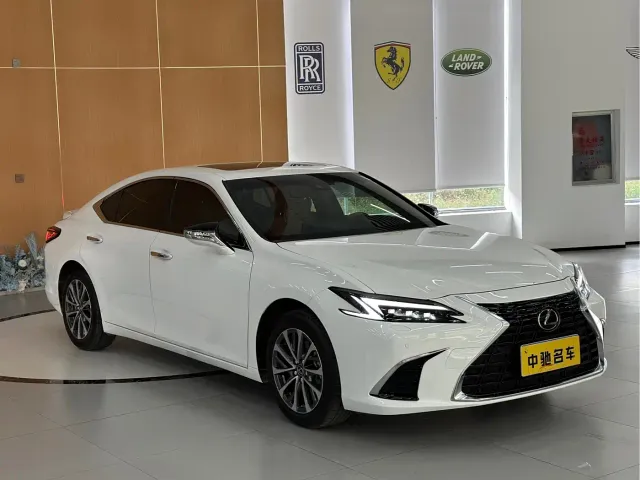 Lexus ES — Фото автомобиля 3