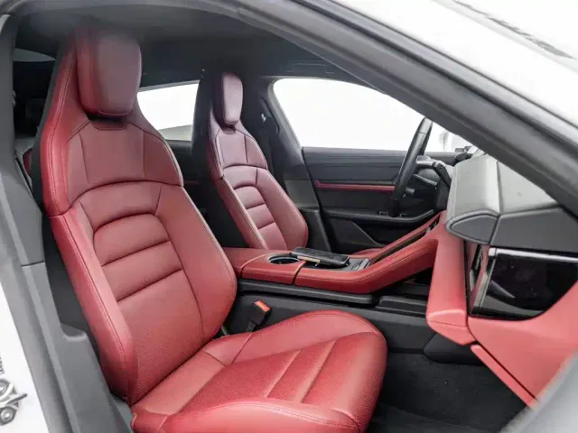 Porsche Taycan — Фото автомобиля 18