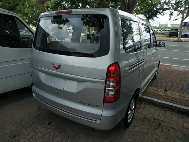 Wuling Hongguang V — Фото автомобиля 4