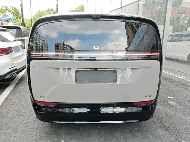 Li Auto MEGA — Фото автомобиля 5