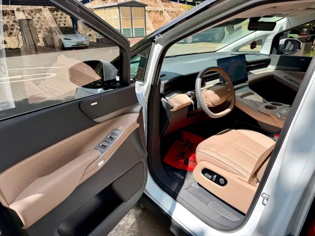 Xpeng X9 — Фото автомобиля 7