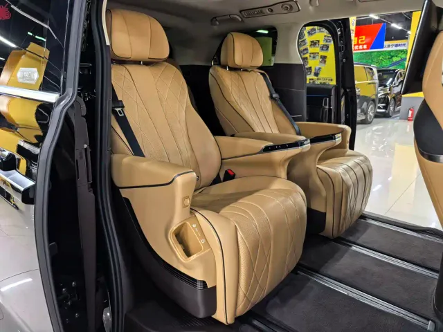 Denza D9 — Фото автомобиля 10