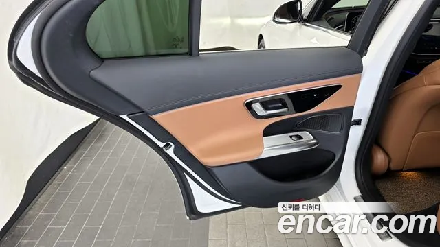 Mercedes-Benz E-Class — Фото автомобиля 23