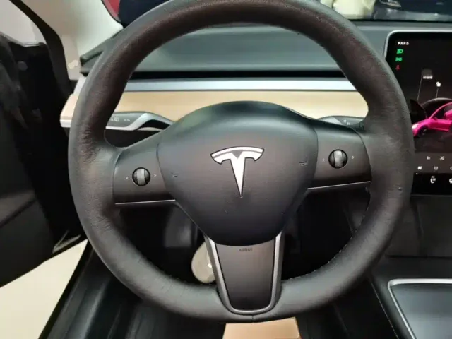 Tesla Model 3 — Фото автомобиля 10