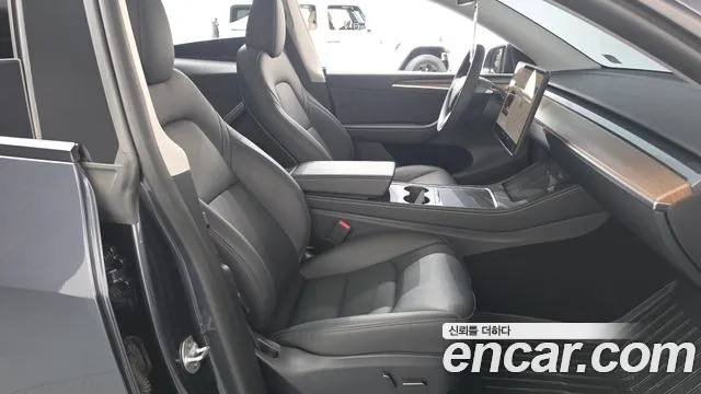 Tesla Model Y — Фото автомобиля 16