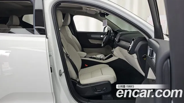 Volvo XC40 — Фото автомобиля 17