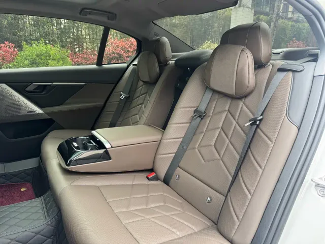 BMW 5 Series — Фото автомобиля 10