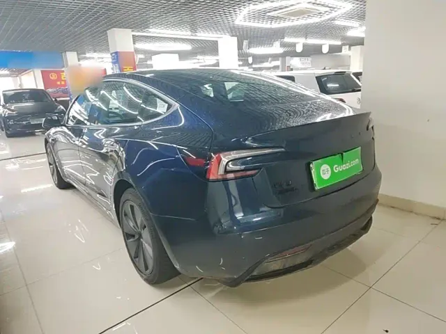 Tesla Model 3 — Фото автомобиля 4