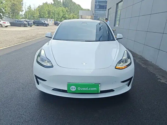 Tesla Model 3 — Фото автомобиля 2