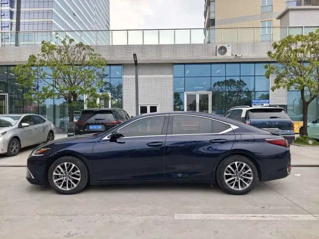 Lexus ES — Фото автомобиля 3