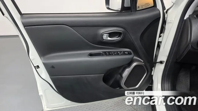 Jeep Renegade — Фото автомобиля 13