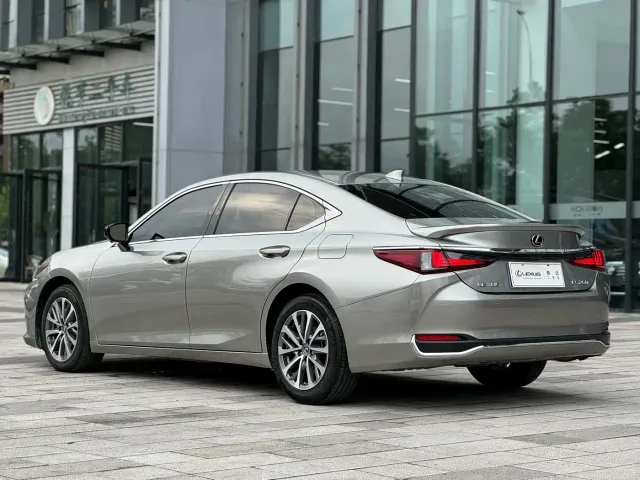 Lexus ES — Фото автомобиля 4