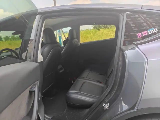 Tesla Model Y — Фото автомобиля 8