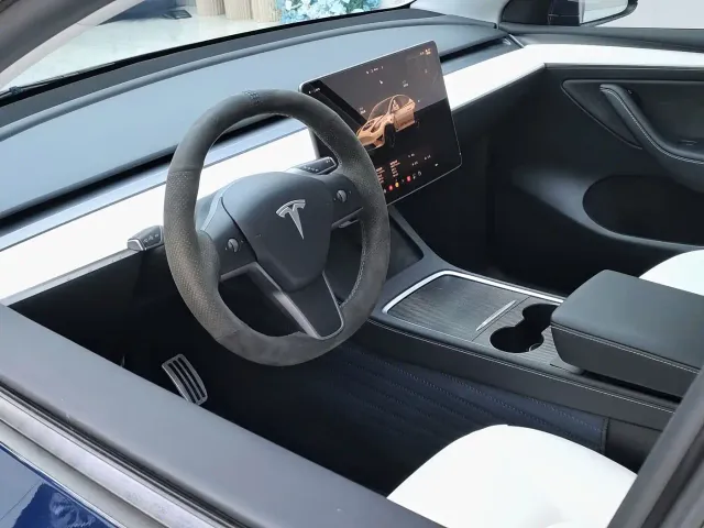 Tesla Model Y — Фото автомобиля 11