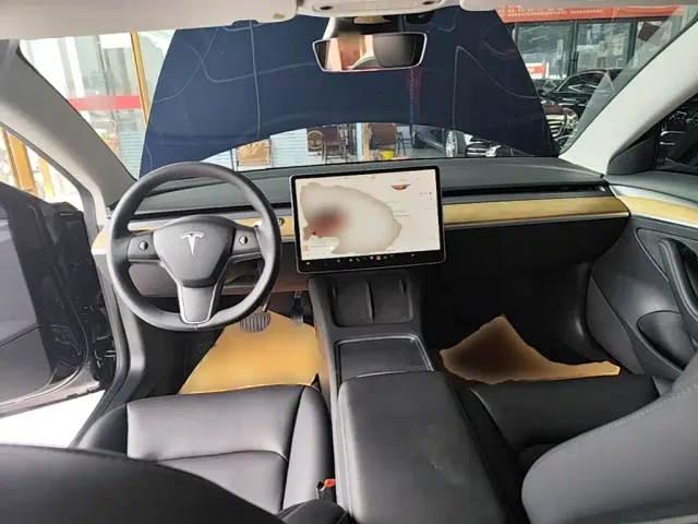Tesla Model 3 — Фото автомобиля 9