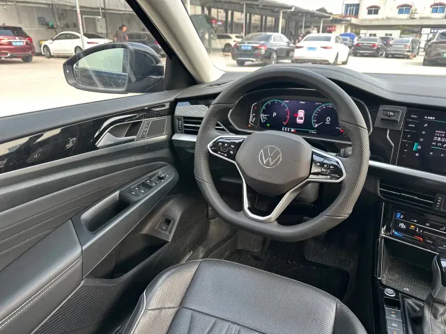 Volkswagen Passat — Фото автомобиля 15
