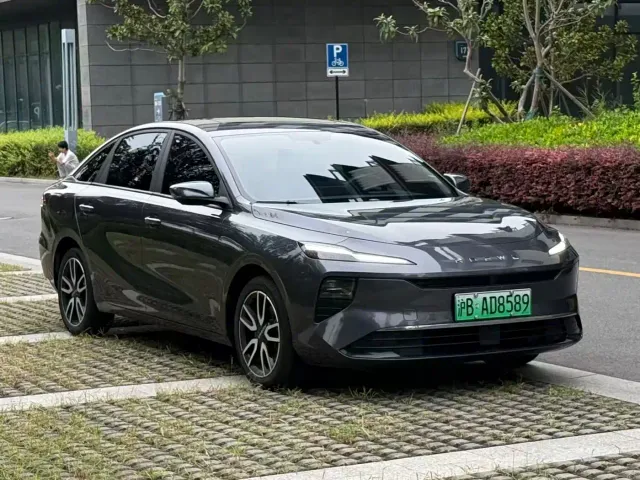 Roewe D6 — Фото автомобиля 3